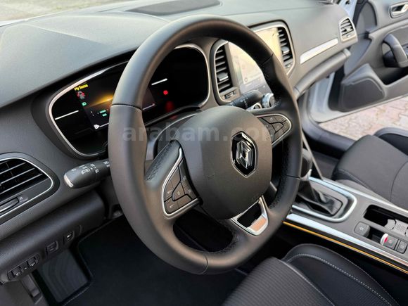 2025 RENAULT MEGANE 1.3 TCE ICON İLK SAHİBİ BOYASIZ SIFIR EMSALİ