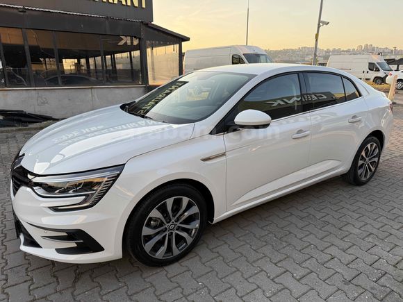 2025 RENAULT MEGANE 1.3 TCE ICON İLK SAHİBİ BOYASIZ SIFIR EMSALİ