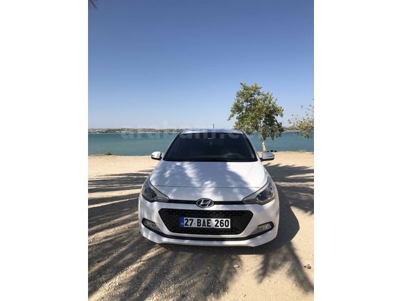 Sahibinden Hyundai i20 1.2 MPI Elite SMART  2015 Model  200.000 km Beyaz