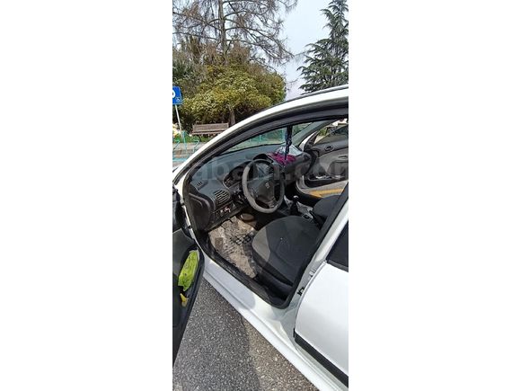 Sahibinden Peugeot 206 1.4 Comfort sedan 2010 Model  Tüplü 147.000 km  Beyaz
