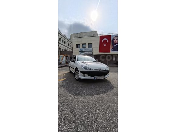 Sahibinden Peugeot 206 1.4 Comfort sedan 2010 Model  Tüplü 147.000 km  Beyaz
