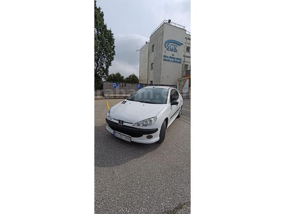Sahibinden Peugeot 206 1.4 Comfort sedan 2010 Model  Tüplü 147.000 km  Beyaz