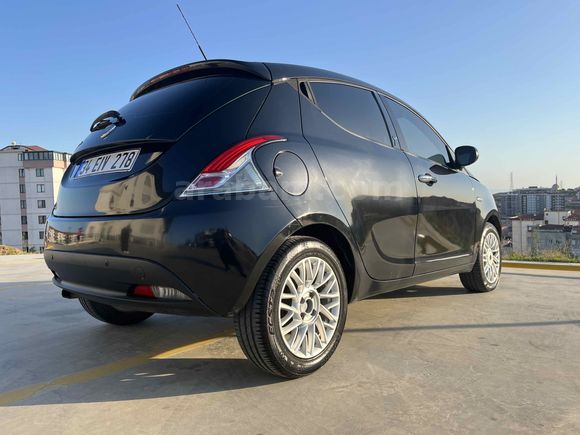Sahibinden Lancia Ypsilon 0.9 2013 Model  151.000 km Siyah