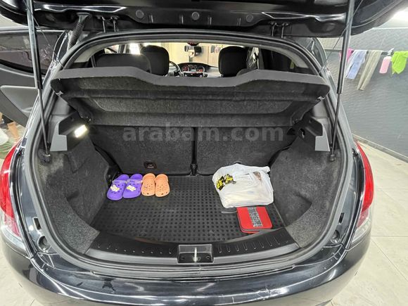 Sahibinden Lancia Ypsilon 0.9 2013 Model  151.000 km Siyah