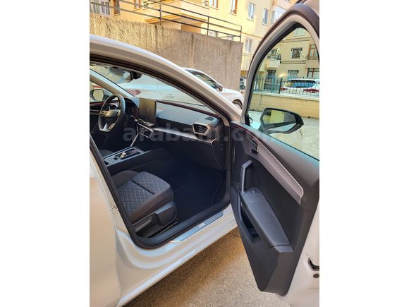 2025 Temmuz Çıkışlı / 7.400 KM / Hatasız-Boyasız-Tramersiz Seat Leon 1.5 Plug-In Hybrid
