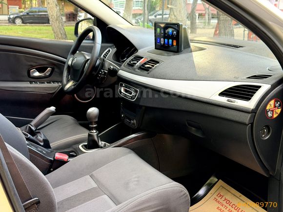 CAM TAVAN K.AYNA 220.000 KM MEGANE 1.5 DCİ DİNAMİC 2010 MODEL !