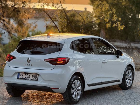Galeriden Renault Clio 1.0 TCe Joy 2022 Model İzmir