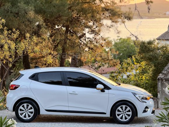 Galeriden Renault Clio 1.0 TCe Joy 2022 Model İzmir