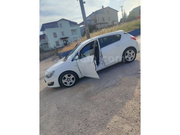 Memurdan Opel Astra 1.6 Edition 2013 Model  205.000 km Beyaz