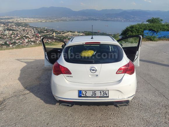 Memurdan Opel Astra 1.6 Edition 2013 Model  205.000 km Beyaz
