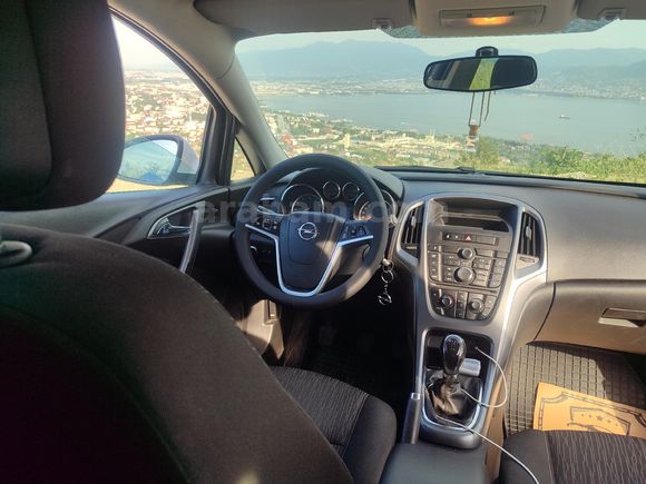 Memurdan Opel Astra 1.6 Edition 2013 Model  205.000 km Beyaz