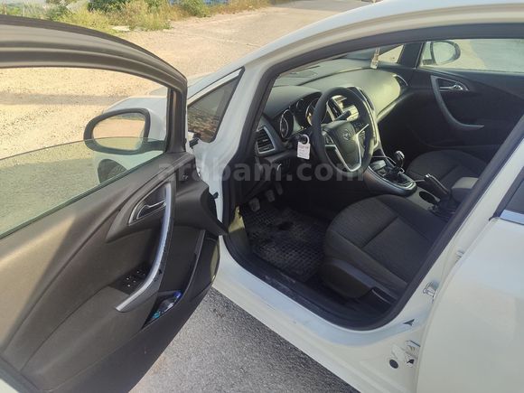 Memurdan Opel Astra 1.6 Edition 2013 Model  205.000 km Beyaz