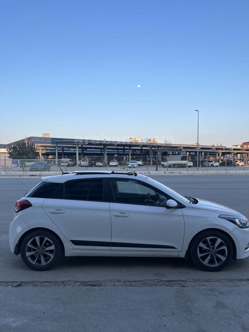 Sahibinden Hyundai i20 1.4 MPI Elite Smart 2017 Model Antalya 68.000 km Beyaz 4