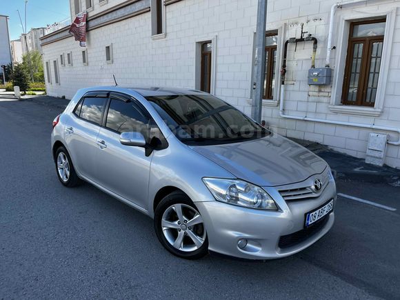 Sahibinden Toyota Auris 1.4 D-4D Comfort Extra 2011 Model  200.000 km Gri (Gümüş)