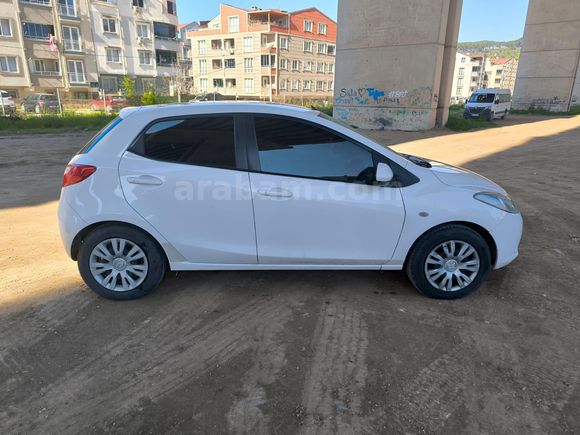 Sahibinden Mazda 2 1.5 Go 2010 Model  138.000 km Beyaz
