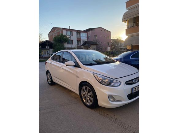 Sahibinden Hyundai Accent Blue 1.6 CRDI Mode Plus 2017 Model  230.000 km Beyaz