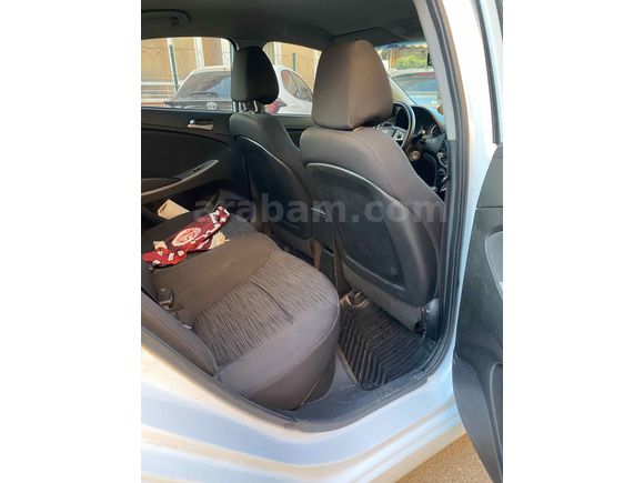 Sahibinden Hyundai Accent Blue 1.6 CRDI Mode Plus 2017 Model  230.000 km Beyaz