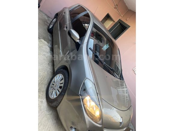 Sahibinden Renault Clio 3 / 1.2 Expression 2010 Model  187.000 km Füme