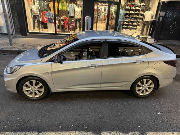Sahibinden Hyundai Accent Blue 1.6 CRDI Mode Plus 2013 Model 