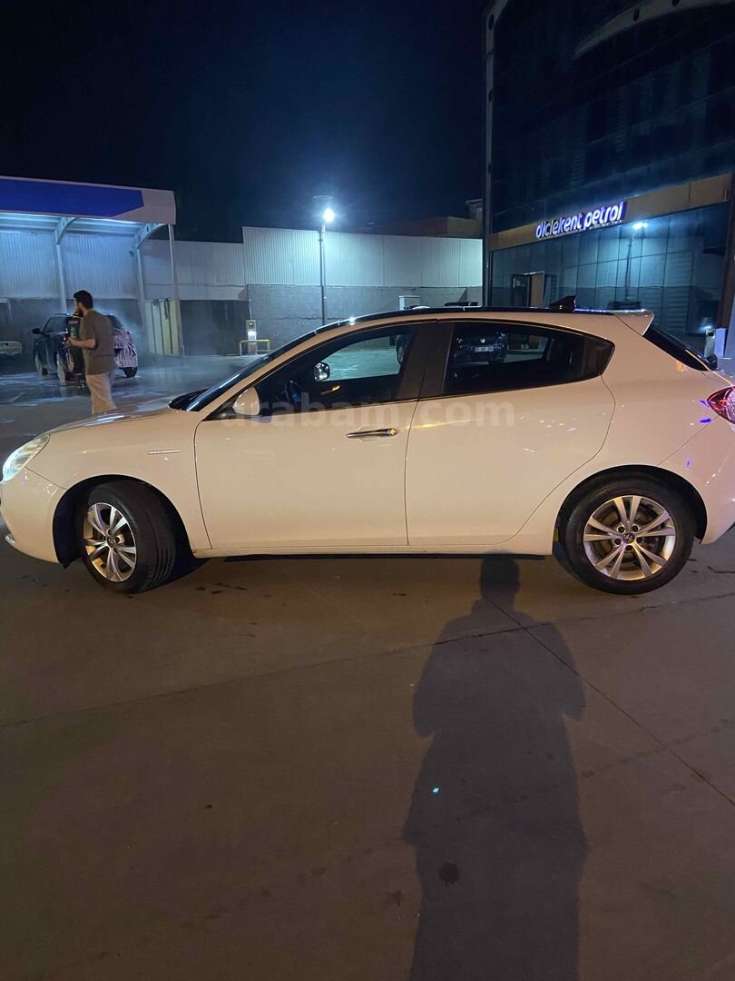 Sahibinden Alfa Romeo Giulietta 1.6 JTD Distinctive 2012 Model İzmir 215.000 km Beyaz 4