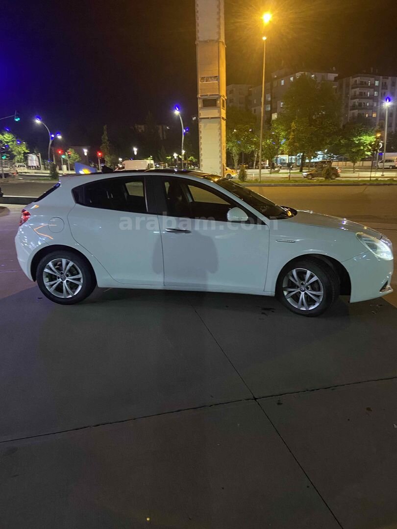 Sahibinden Alfa Romeo Giulietta 1.6 JTD Distinctive 2012 Model İzmir 215.000 km Beyaz 5
