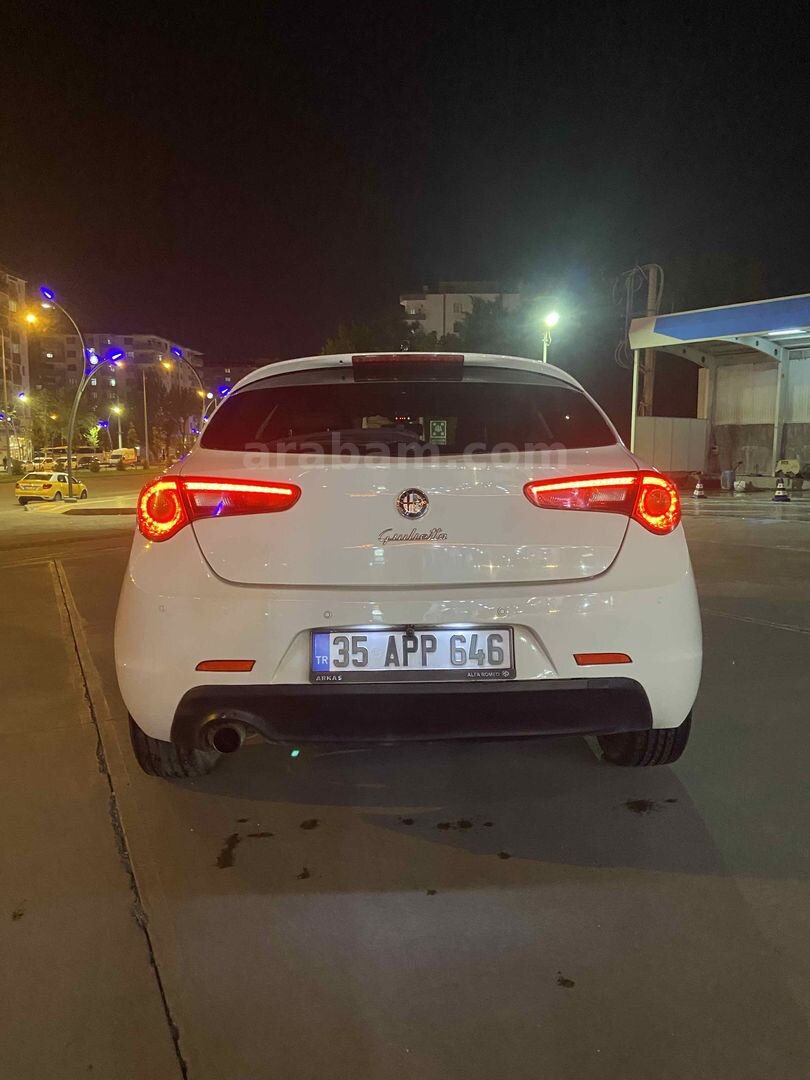 Sahibinden Alfa Romeo Giulietta 1.6 JTD Distinctive 2012 Model İzmir 215.000 km Beyaz 3