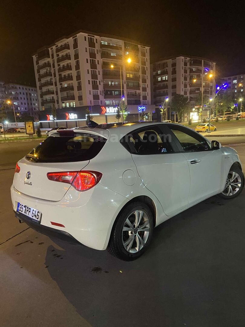 Sahibinden Alfa Romeo Giulietta 1.6 JTD Distinctive 2012 Model İzmir 215.000 km Beyaz 2