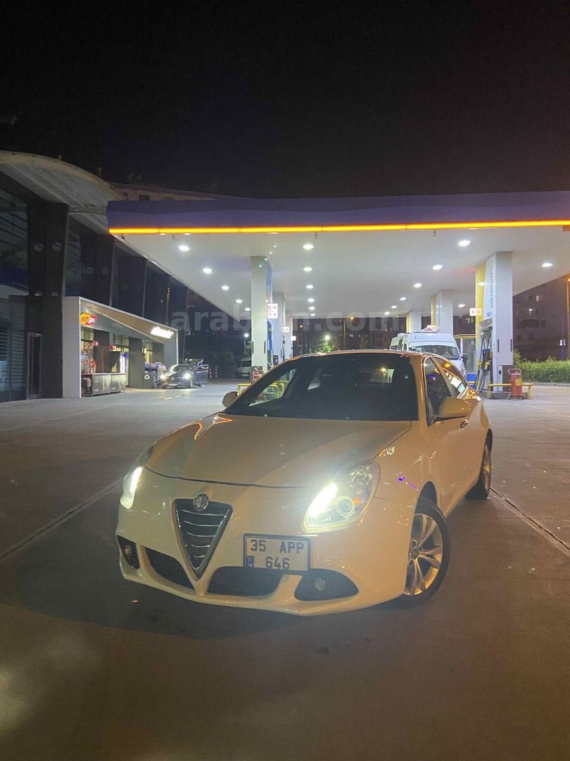 Sahibinden Alfa Romeo Giulietta 1.6 JTD Distinctive 2012 Model İzmir 215.000 km Beyaz 7