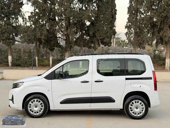 PERDECİ EROL'DAN 2025 OPEL 1.5 ESSENTİAL OTOMK ORJ SIFR TADIN'DA