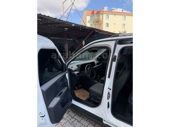 Sahibinden Ford Tourneo Courier 1.5 EcoBlue Titanium 2024 Model Aksaray 9.000 km Beyaz