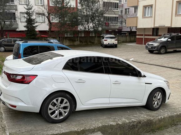 2021 MODEL HATASIZ DİZEL OTOMATİK MEGANE 4