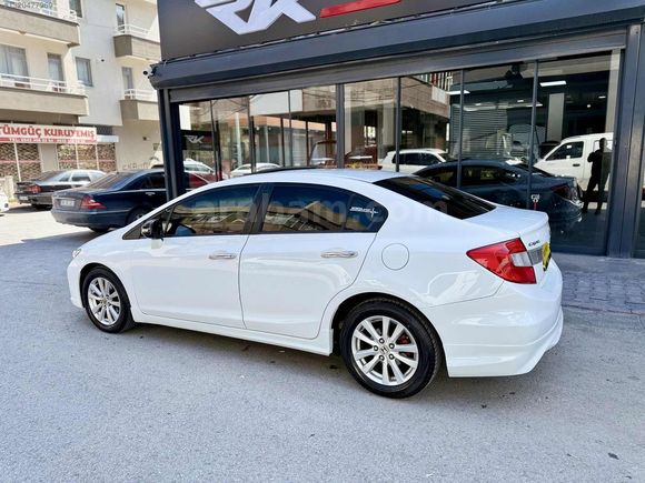 2013 MODEL 1.6 CİVİC ELEGANCE TAM DOLU SANROF EMSALSİZ 247.000KM