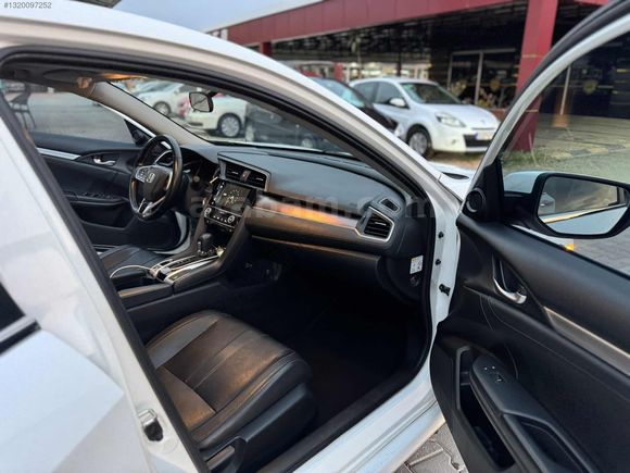 ELİT 01 AUTO'DAN İLK SAHİBİNDEN HATASIZ EN FULL PAKET CIVIC