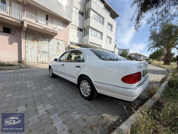 KLASİK TUTKUNLARINA: EŞSİZ KONDİSYONDA MERCEDES E 200 ELEGANCE