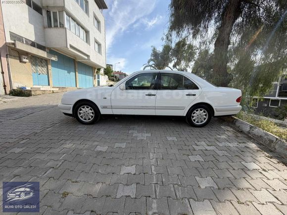 KLASİK TUTKUNLARINA: EŞSİZ KONDİSYONDA MERCEDES E 200 ELEGANCE