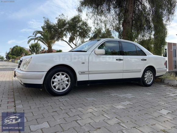 KLASİK TUTKUNLARINA: EŞSİZ KONDİSYONDA MERCEDES E 200 ELEGANCE