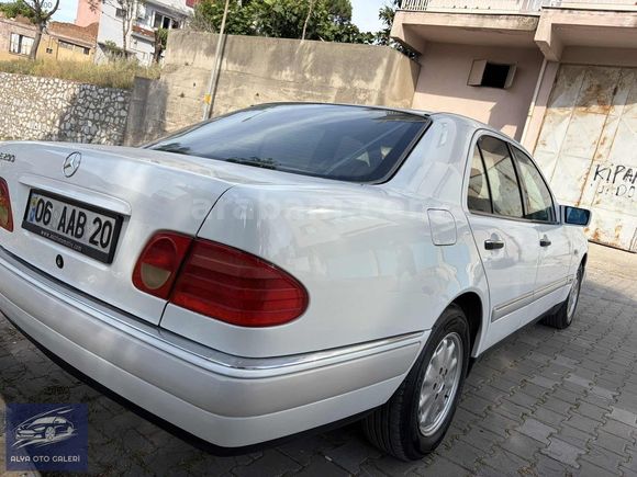 KLASİK TUTKUNLARINA: EŞSİZ KONDİSYONDA MERCEDES E 200 ELEGANCE
