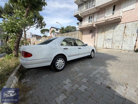 KLASİK TUTKUNLARINA: EŞSİZ KONDİSYONDA MERCEDES E 200 ELEGANCE