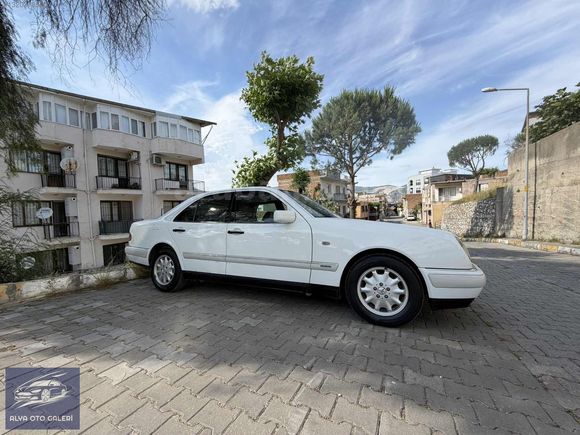 KLASİK TUTKUNLARINA: EŞSİZ KONDİSYONDA MERCEDES E 200 ELEGANCE