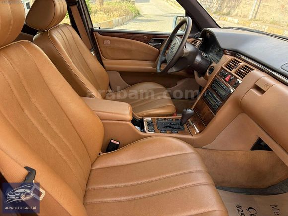 KLASİK TUTKUNLARINA: EŞSİZ KONDİSYONDA MERCEDES E 200 ELEGANCE
