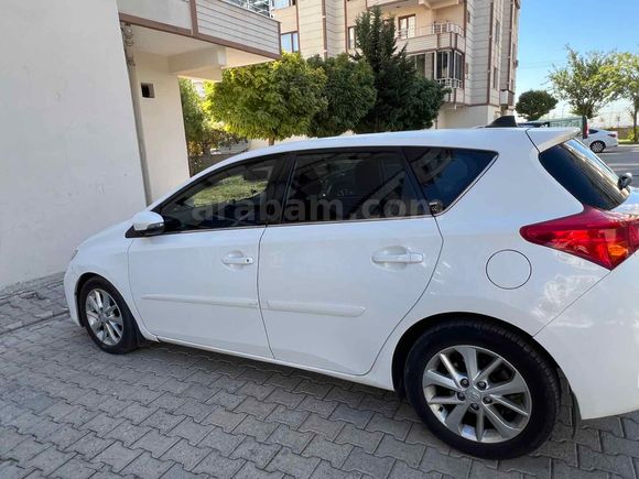 Sahibinden Toyota Auris 1.4 D-4D Active Skypack 2014 Model  144.000 km Beyaz