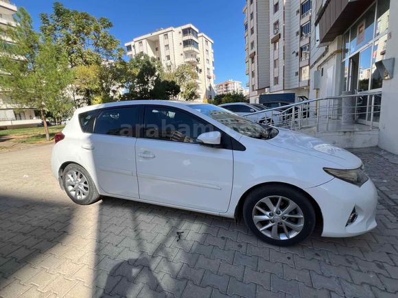 Sahibinden Toyota Auris 1.4 D-4D Active Skypack 2014 Model  144.000 km Beyaz