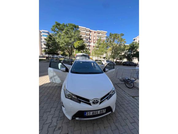 Sahibinden Toyota Auris 1.4 D-4D Active Skypack 2014 Model  144.000 km Beyaz