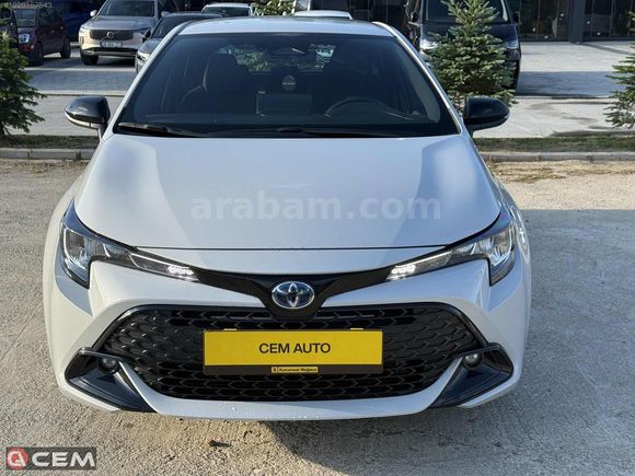 CEM AUTO'DAN 2025 MODEL TOYOTA COROLLA 1.8 HYBRİD KM.6001