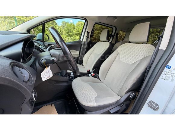 SAKLI GARAJ'DAN HATASIZ FORD TOURNEO COURİER