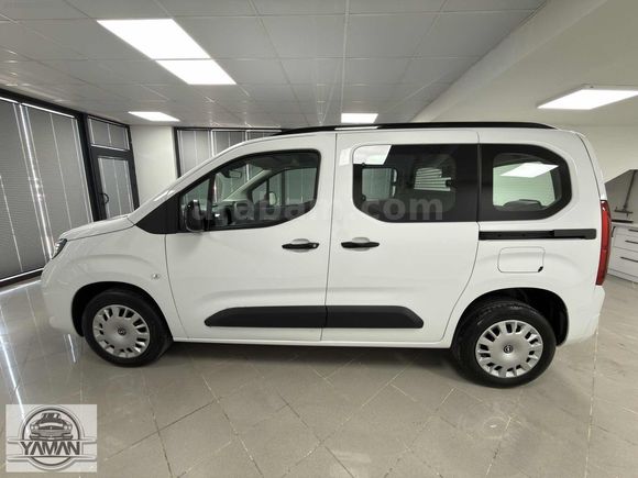 HATASIZ 2025 OPEL COMBO 1.5 D ESSENTİAL 25.000 KM OTOMATİK