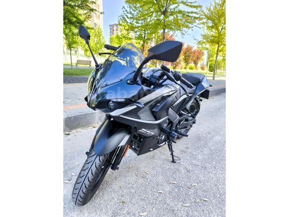 Bajaj Pulsar RS 200 - 2024 -2.650KM - Garaj Motoru