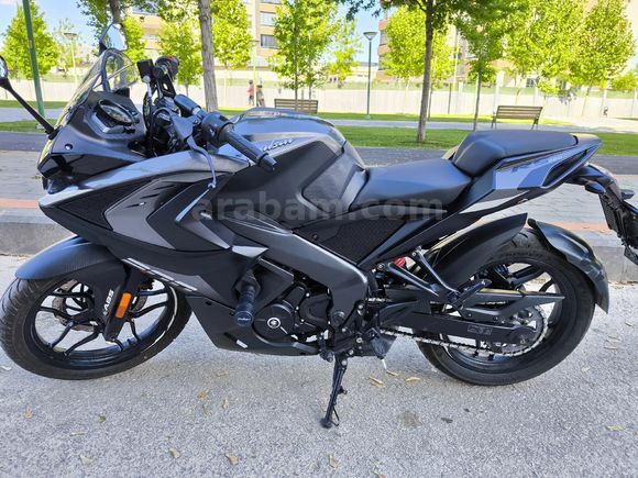 Bajaj Pulsar RS 200 - 2024 -2.650KM - Garaj Motoru