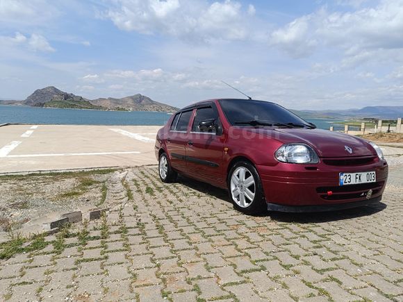 Renault Clio 1.4 RNA 2000 Model