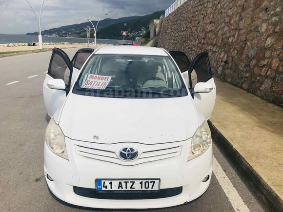 Sahibinden Toyota Auris 1.4 D-4D Comfort Plus 2011 Model  319.000 km Beyaz